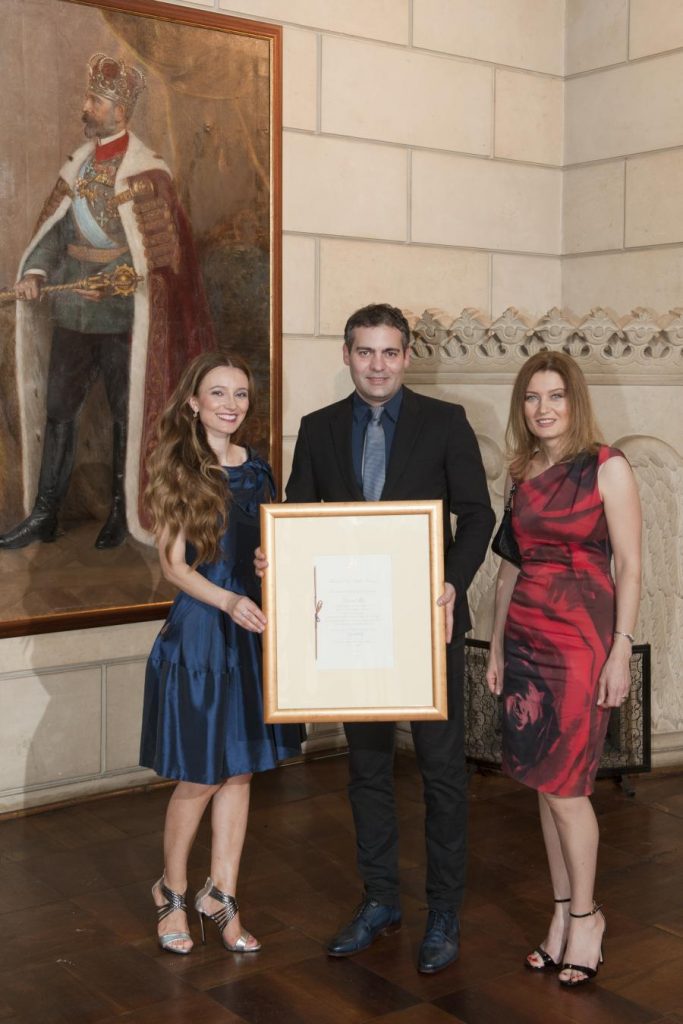 Mariana Velisarato, Dragos Popescu si Daniela Popescu - Diploma Furnizor al Casei Regale a Romaniei
